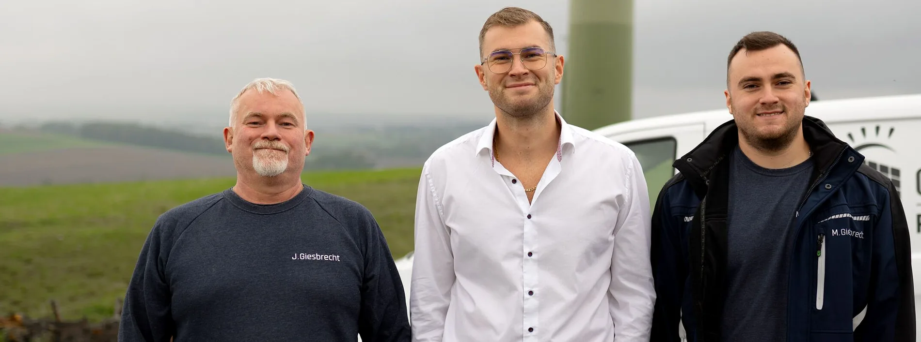 Unser Team vor einem Firmenwagen
